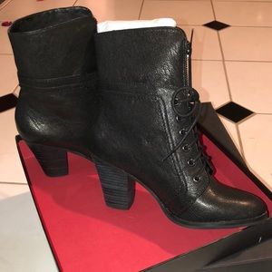 New Kennethcole boots never worn.